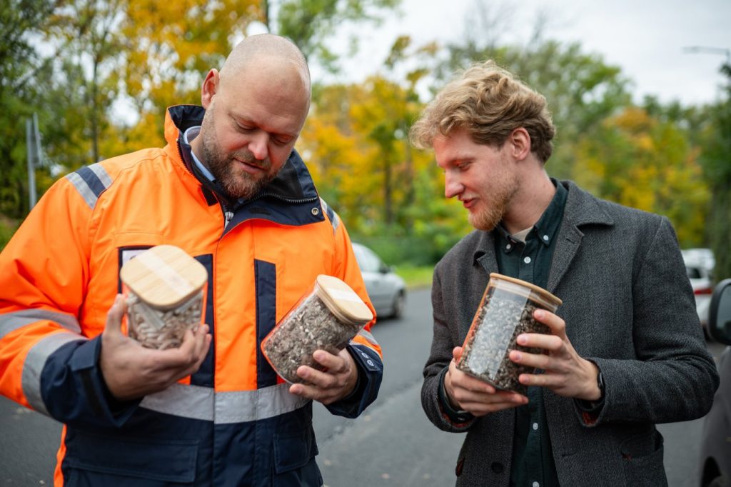Martin Samek so vzorkami materiálu pri ceste