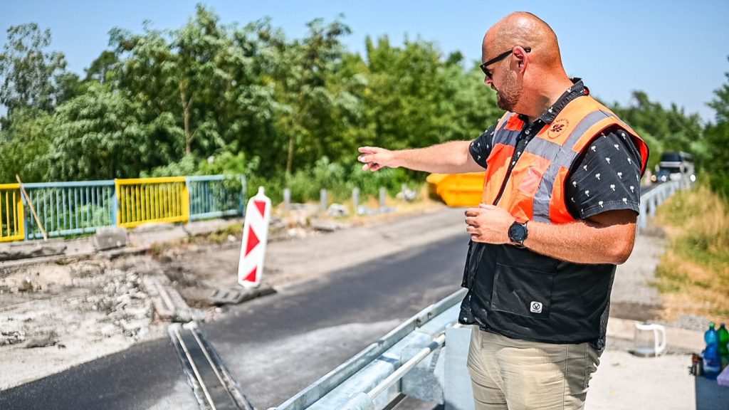 Martin Samek pri obhliadke rekonštrukcie vozovky